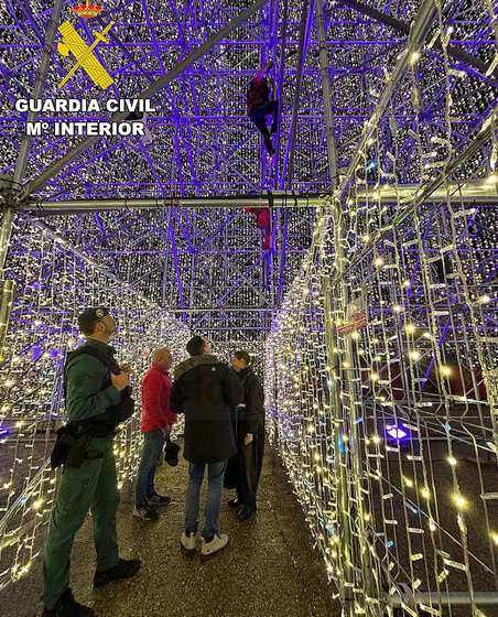 La Guardia Civil denuncia al piloto de un dron que impactó en el árbol de Navidad de Cartes