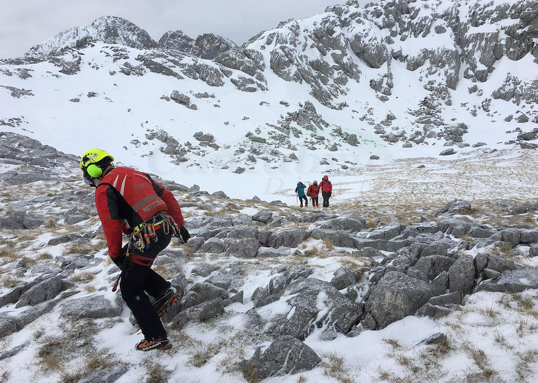  El helicóptero del Gobierno rescata a tres personas en Picos de Europa
