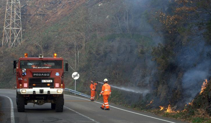 Foto de archivo de un incendio en Bárcena Mayor - (C) Foto: David Laguillo-CANTABRIA DIARIO