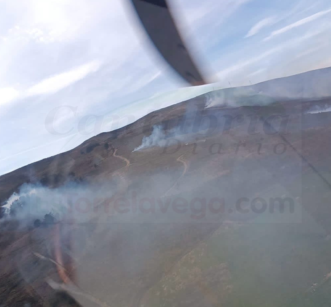 El Gobierno moviliza el helicóptero Maya Dama para ayudar a extinguir un incendio forestal en Villafufre