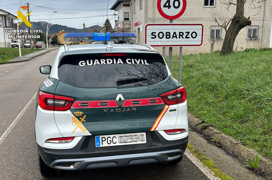 La Guardia Civil detiene a la presunta autora de rociar con un producto corrosivo a tres vehículos en Sobarzo