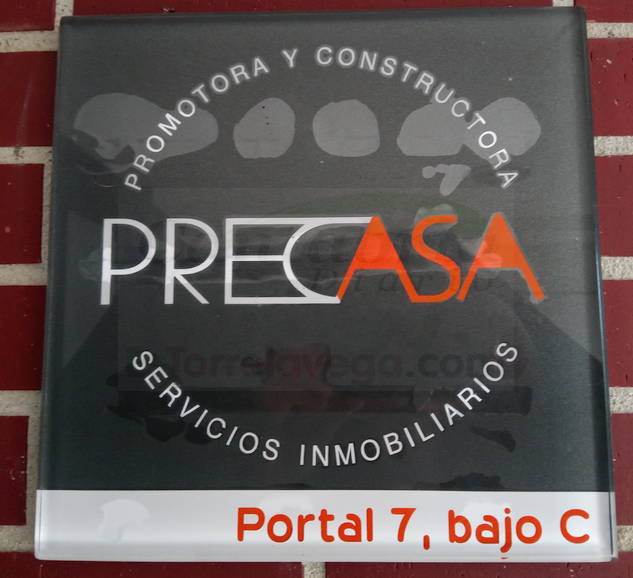 En la imagen una placa con el nombre de PRECASA, empresa disuelta con miles de euros de deudas con la comunidad de vecinos