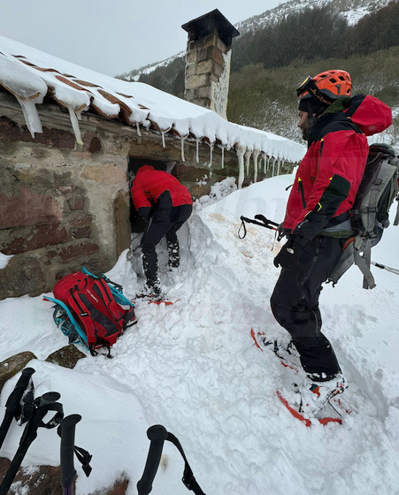 Rescatadas dos mujeres aisladas por la nieve en un refugio de Brañavieja