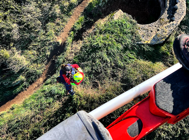 El helicóptero del Gobierno rescata a una mujer con un tobillo roto en el monte Tolio, en Liencres