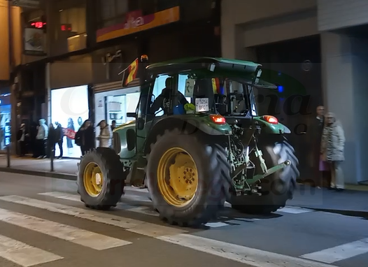 En las imágenes la tractorada a su paso por Torrelavega