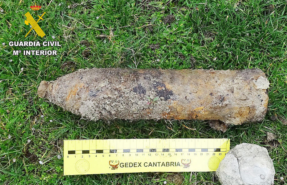 Los TEDAX de la Guardia Civil destruyen un proyectil de artillería localizado en el páramo de La Lora-Valderredible
