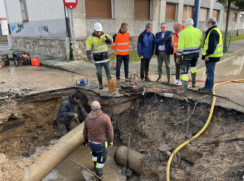 Una rotura de una tubería provocó bajadas de presión del agua en viviendas de Laredo