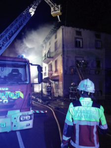 Un incendio calcina un local hostelero sin actividad en Colindres
