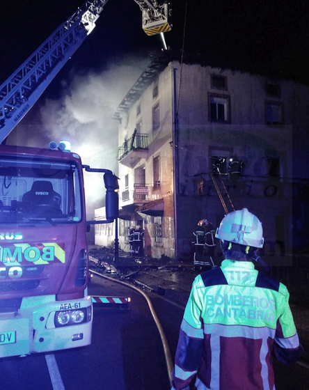 Un incendio calcina un local hostelero sin actividad en Colindres