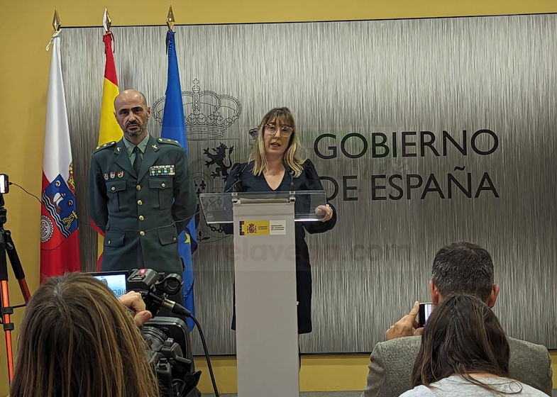 La delegada del Gobierno sobre el crimen de Castro Urdiales: "nos enfrenta a la dura realidad de la implicación de menores en actos de extrema gravedad" - En la imagen Eugenia Gómez de Diego junto al teniente coronel de la Guardia Civil Juan Martínez Ros durante su comparecencia ante la prensa hace unos minutos