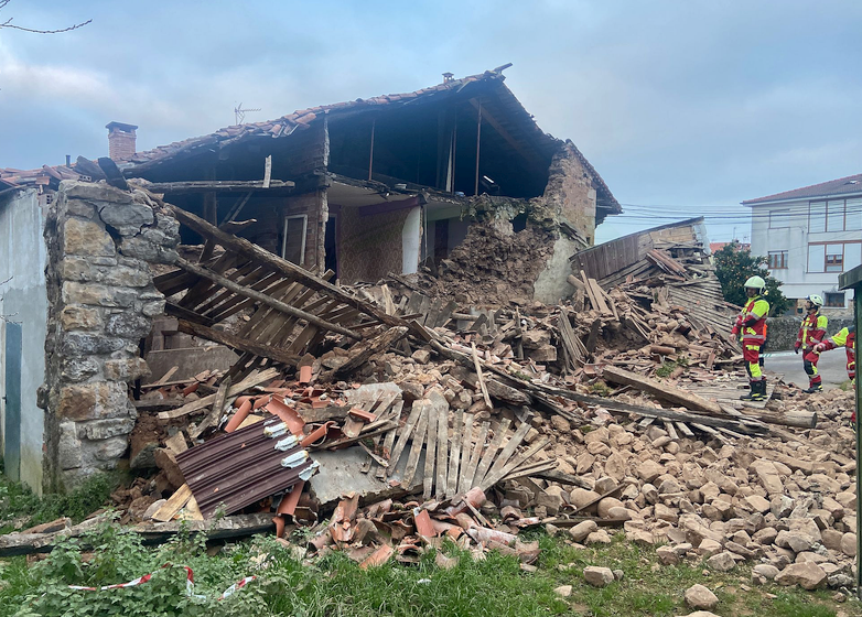 Se derrumba una casa deshabitada en Cabezón de la Sal