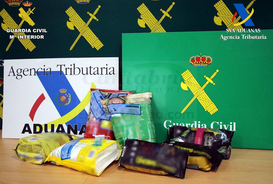 Dos detenidos por intentar introducir cerca de 8,5 kilos de cocaína por el Aeropuerto Seve Ballesteros de Santander, camuflaban la droga en paquetes de productos de alimentación
