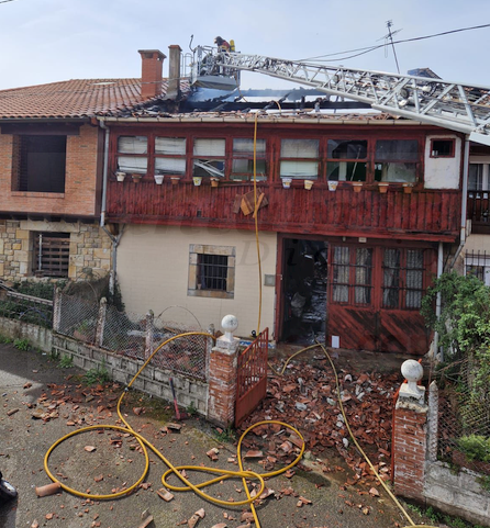 Un incendio destruye una vivienda en San Felices de Buelna