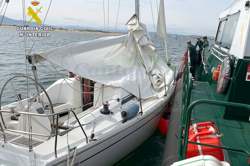La Guardia Civil rescata un velero a la deriva, en peligro de colisionar contra las rocas