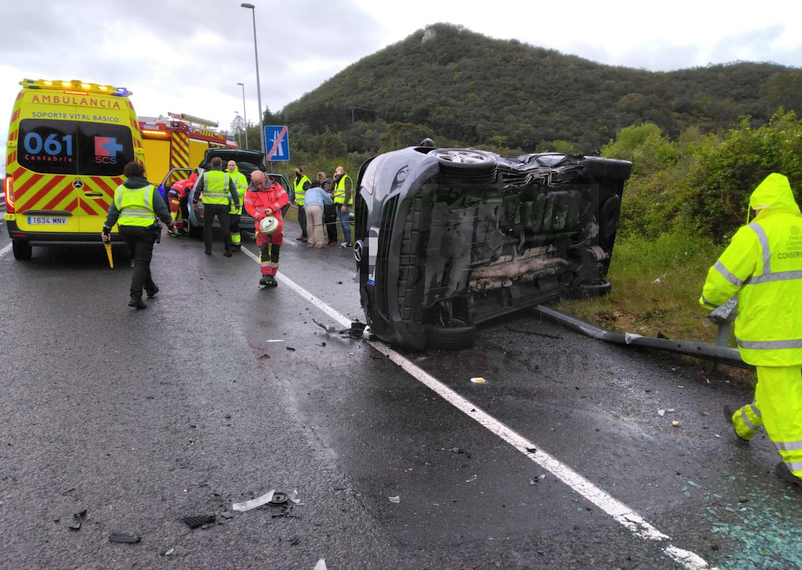 Herida una menor en el vuelco del vehículo en el que viajaba en la A-8,en la salida de Liendo