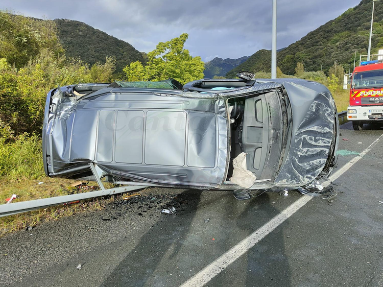 Herida una menor en el vuelco del vehículo en el que viajaba en la A-8,en la salida de Liendo