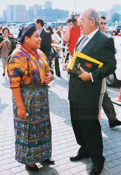 En la foto, tomada en los 90, José Antonio Ardanza en Bilbao junto a la Premio Nobel de la Paz Rigoberta Menchú-(C) Foto: David Laguillo