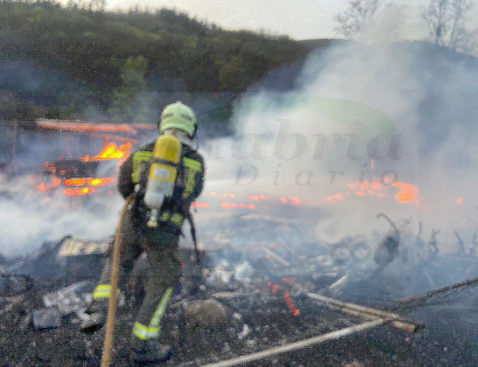 Diecisiete incendios forestales activos en Cantabria - Fotos: 112 Cantabria
