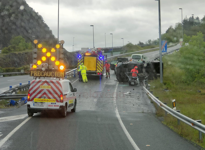 Herida una menor en el vuelco del vehículo en el que viajaba en la A-8,en la salida de Liendo