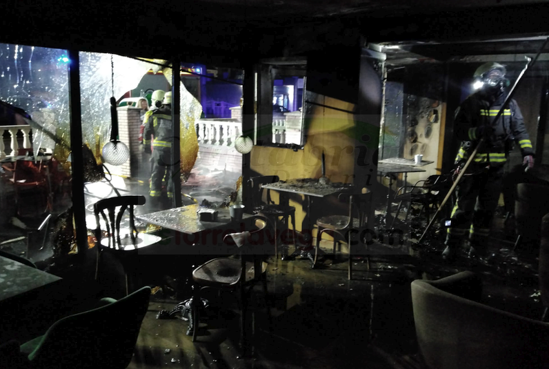 Un incendio calcina la terraza de un local hostelero en Laredo