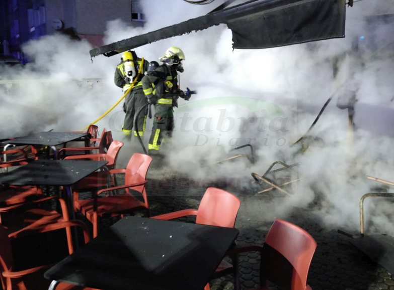 Un incendio calcina la terraza de un local hostelero en Laredo