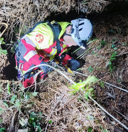 Rescatado un hombre caído en una torca de unos ocho metros en Solórzano