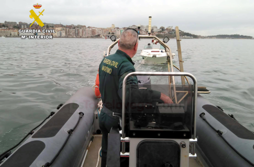 La Guardia Civil rescata a un hombre de 74 años en una embarcación que se golpeaba contra las rocas