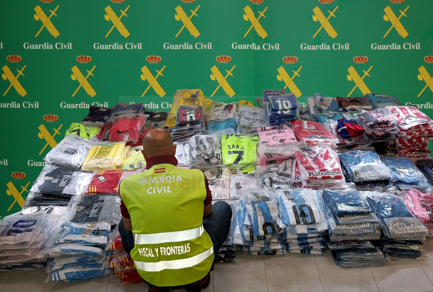 La Guardia Civil interviene miles de prendas deportivas falsas en el Puerto de Santander