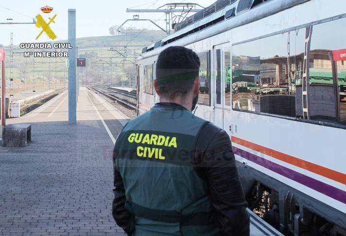 Detenidos dos jóvenes por realizar grafitis en un vagón de tren en Requejada