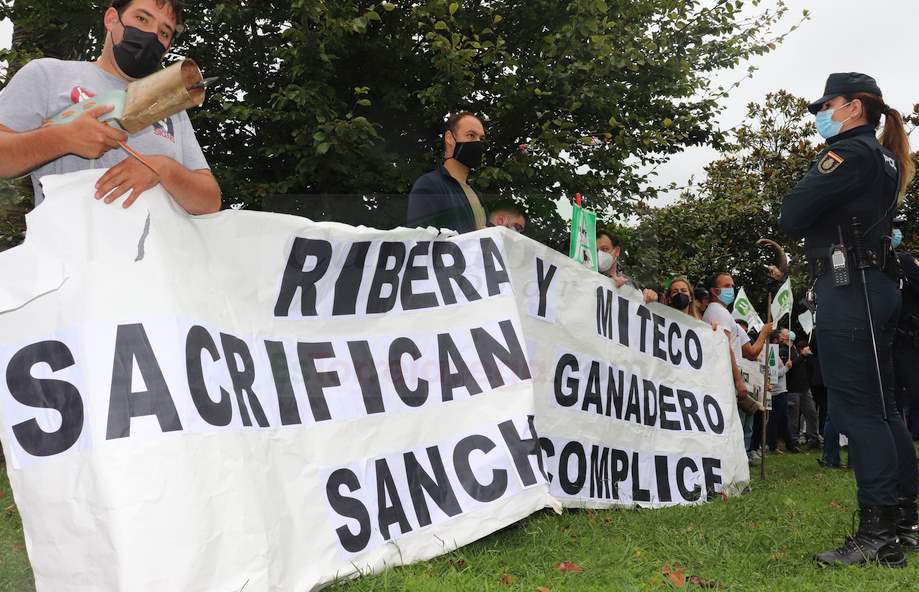 UGAM-COAG tacha de "despropósito" la protección del lobo hasta 2031 - En la foto de archivo un grupo de ganaderos protesta durante una visita de Pedro Sánchez a Santander (C) Foto: David Laguillo/CANTABRIA DIARIO