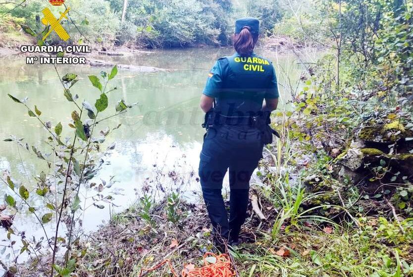 La Guardia Civil rescata a una mujer y sus perros en el río Asón