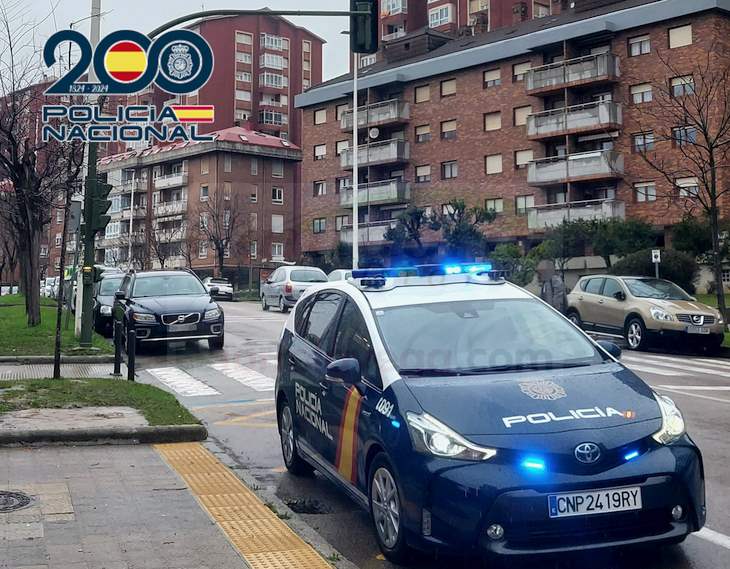 La Policía Nacional salva a un joven encaramado al marco de la ventana de un octavo piso en Cazoña