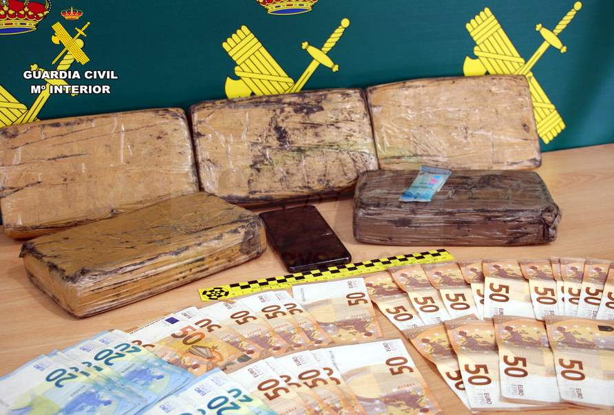 La Guardia Civil intercepta un vehículo con cinco kilos de cocaína ocultos en un doble fondo