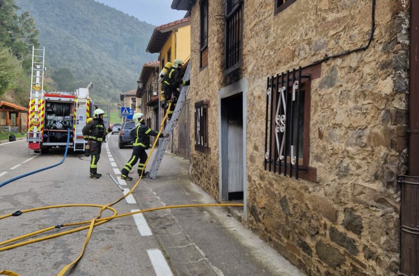 Bomberos del Gobierno extinguen un incendio en una vivienda de Cabezón de Liébana