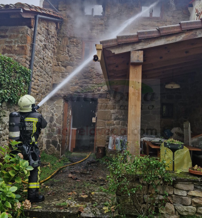 Un incendio destruye una vivienda en Valdeprado del Río
