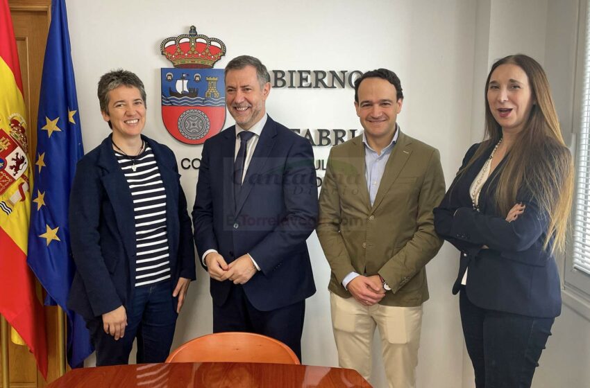  Martínez Abad entrega a la Cocina Económica la recaudación de Cabárceno del pasado día 22