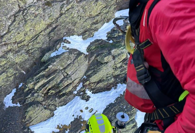 El helicóptero del Gobierno de Cantabria rescata a un senderista en la montaña leonesa