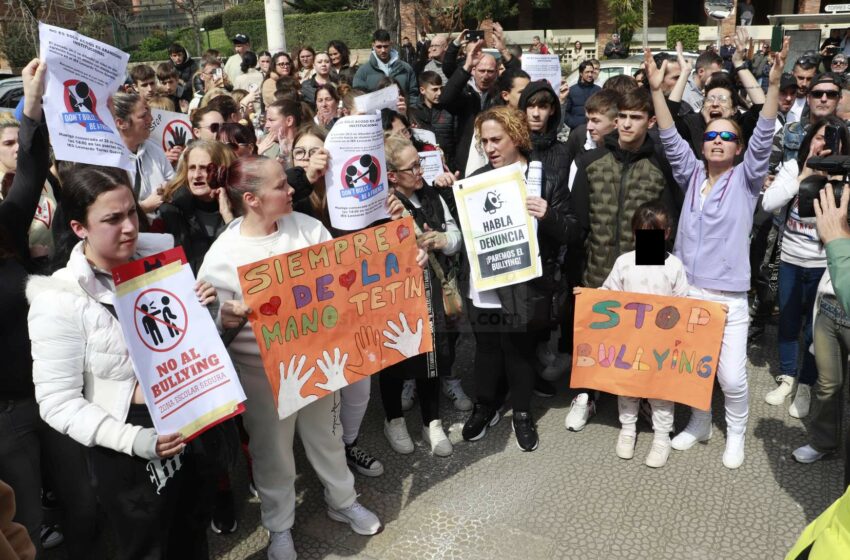 Una multitud reclama la expulsión de los agresores del IES Torres Quevedo de Santander