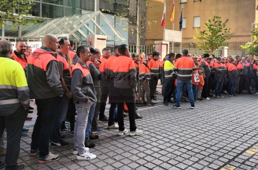  Cientos de trabajadores de Bridgestone se concentran ante la sede del Gobierno de Cantabria