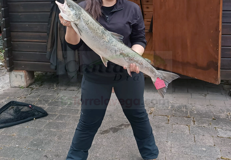 Nekane Arias pesca el «campanu» en el río Pas