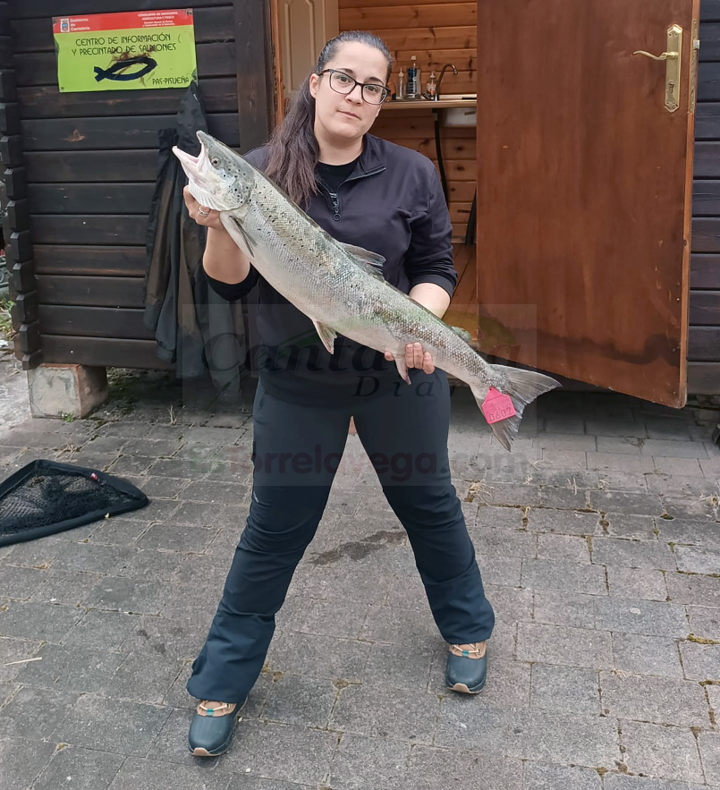 Nekane Arias pesca el "campanu" en el río Pas