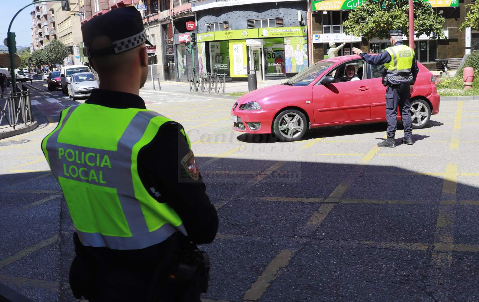 En la imagen el cruce de Cuatro Caminos vuelve a recuperar la regulación del tráfico mediante agentes de Policía Local / (C) Foto: David Laguillo/CANTABRIA DIARIO