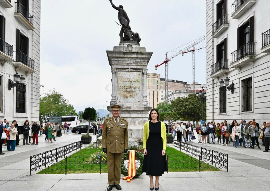 Santander conmemora el Dos de Mayo con la tradicional ofrenda floral ante la estatua de Pedro Velarde