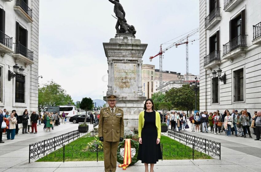  Santander conmemora el Dos de Mayo con la tradicional ofrenda floral ante la estatua de Pedro Velarde