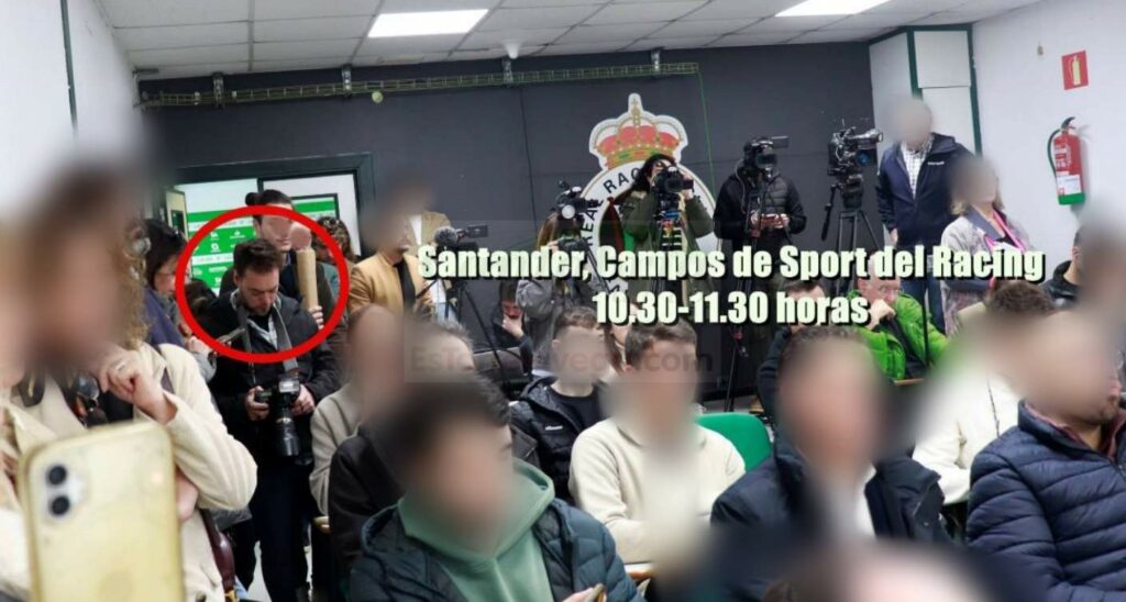En la imagen del 16 de abril uno de los contratistas externos del servicio "permanente" para el Ayuntamiento de Torrelavega asiste a una rueda de prensa en Santander