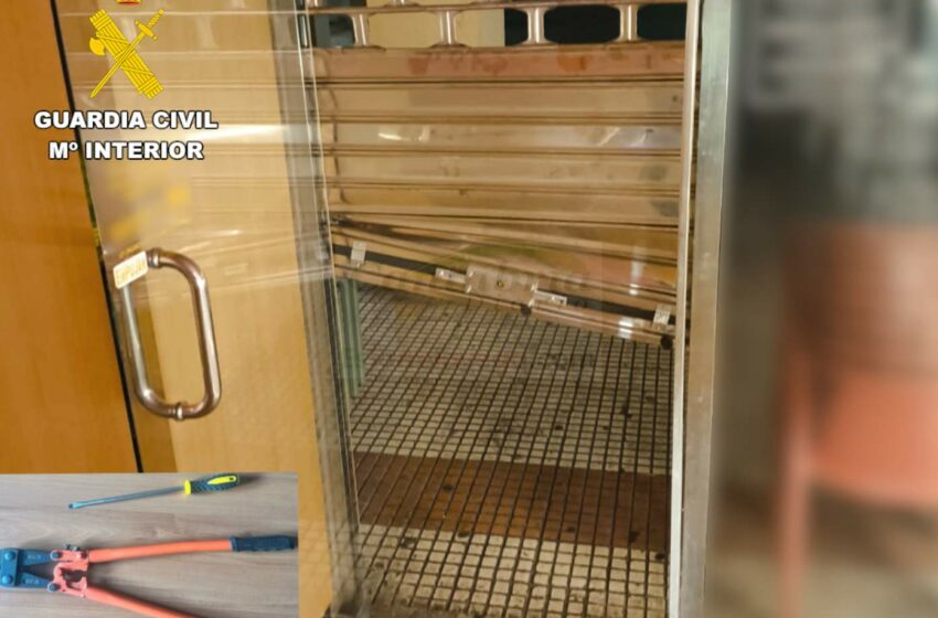 La Guardia Civil pilla "in fraganti" a dos hombres que robaban la caja registradora de un bar de Sarón