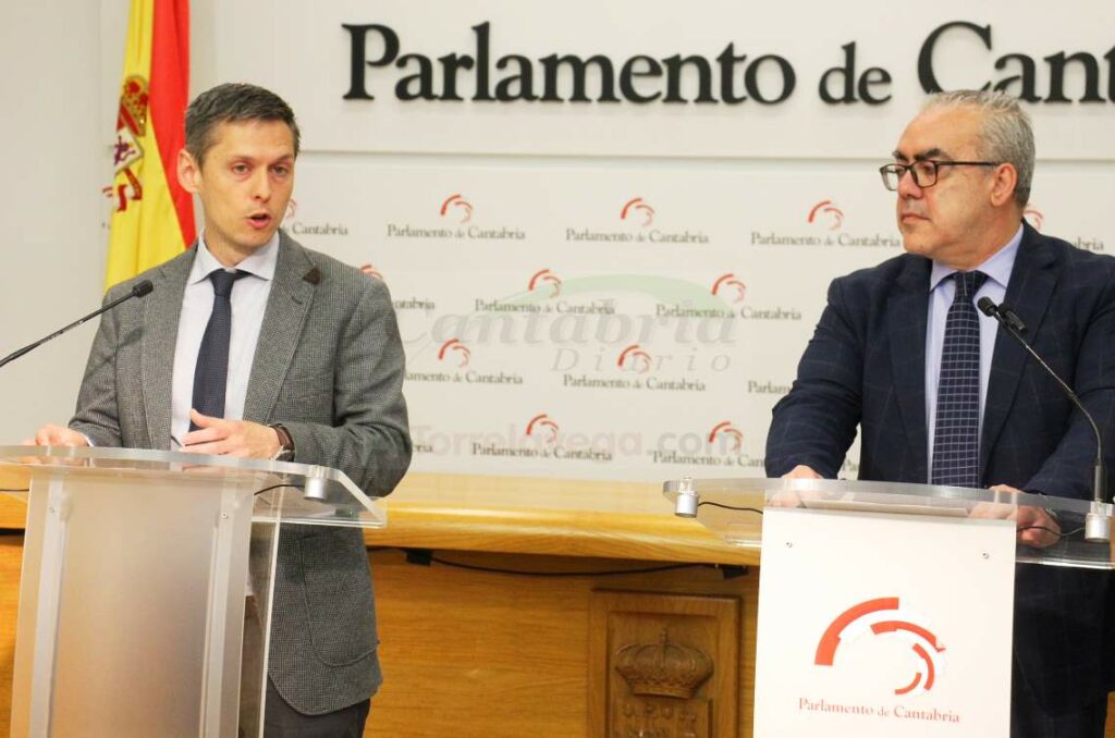 PSOE y PRC se unen de nuevo para reclamar la equiparación retributiva de los docentes