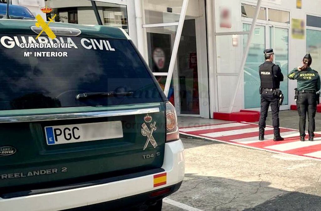 La Guardia Civil precinta depósitos y surtidores de gasoil ilegales en una empresa de Colindres
