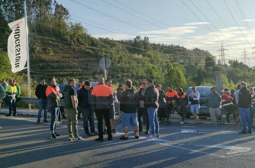  Los trabajadores de Bridgestone llevan su rechazo a los despidos a la manifestación del 1 de mayo en Santander