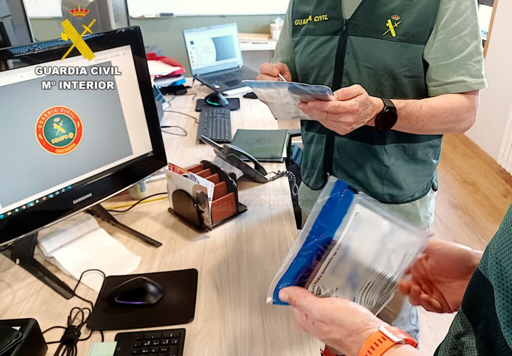La Guardia Civil alerta de la estafa del "buen empleado" a negocios de Cantabria